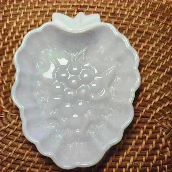 Vintage 7” x 6” Hazel Atlas Milk Glass Grape Trinket Candy Dish Grapes - Picture 1 of 5